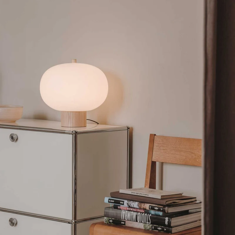 Ilargi - Lampe à poser en verre opalin et bois massif, style scandinave
