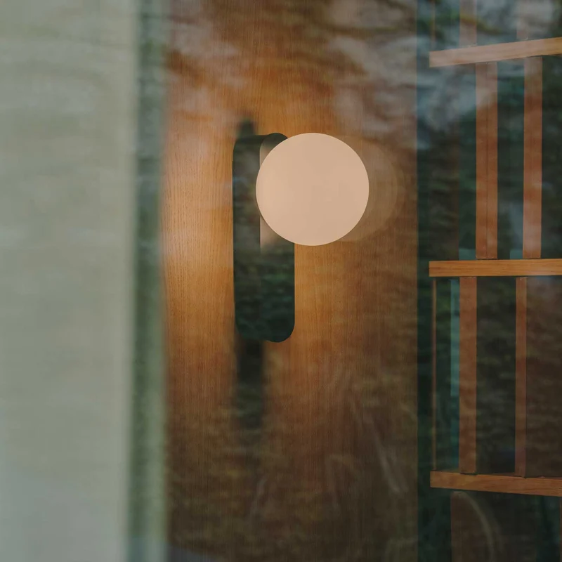 Perlina - Applique murale LED en acier et verre opalin, style contemporain