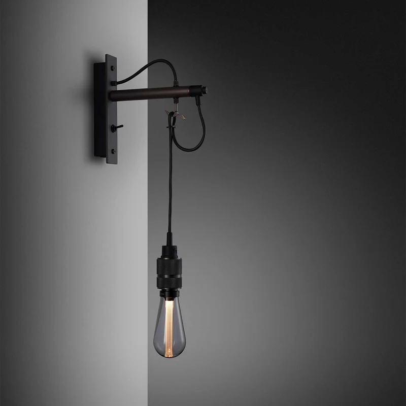 Hooked Wall Nude - Applique murale en acier avec ampoule pendante