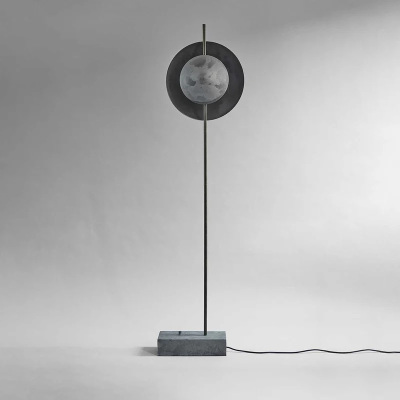 Dawn - Lampadaire brutaliste en acier gris basalte, hauteur 168 cm