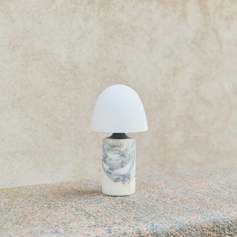 Fuse - Lampe à poser en albâtre et laiton vieilli, style contemporain