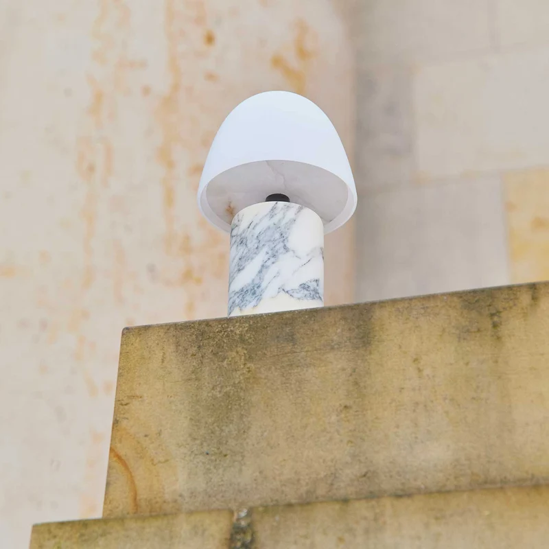 Fuse - Lampe à poser en albâtre et laiton vieilli, style contemporain