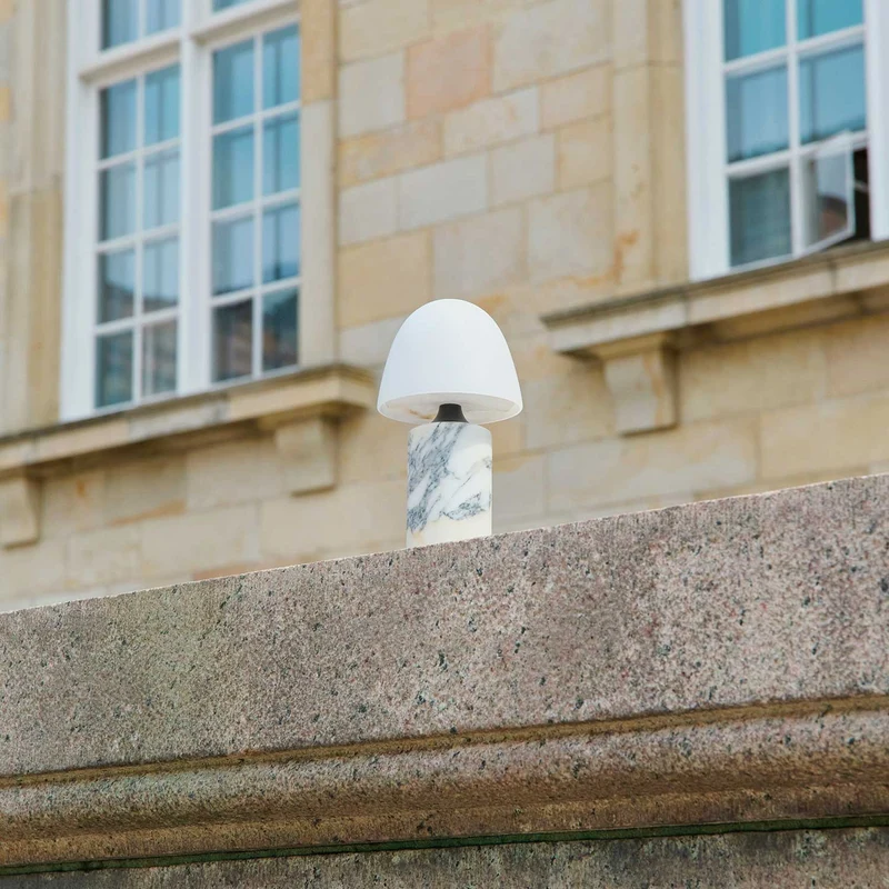 Fuse - Lampe à poser en albâtre et laiton vieilli, style contemporain