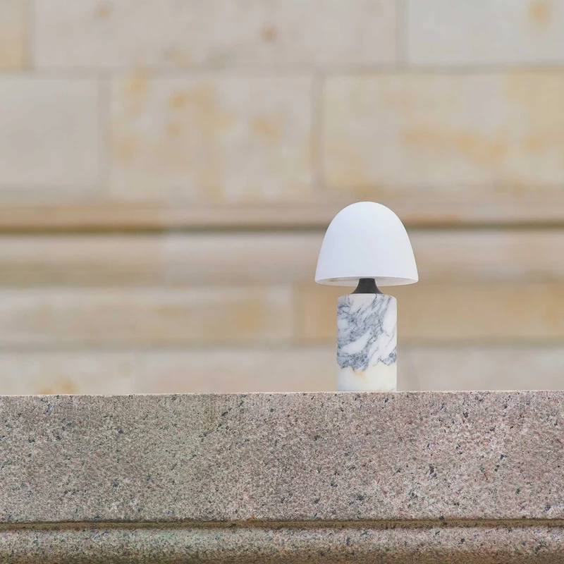 Fuse - Lampe à poser en albâtre et laiton vieilli, style contemporain