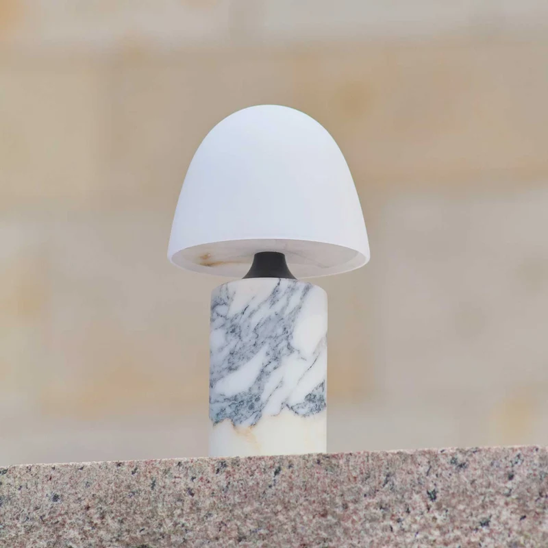 Fuse - Lampe à poser en albâtre et laiton vieilli, style contemporain