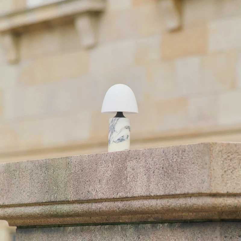 Fuse - Lampe à poser en albâtre et laiton vieilli, style contemporain