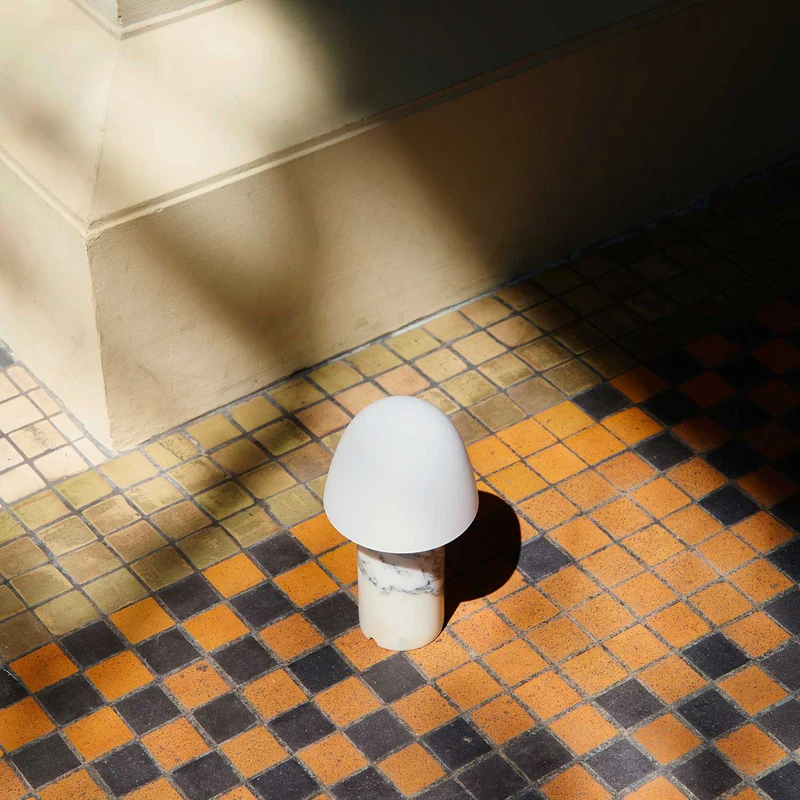 Fuse - Lampe à poser en albâtre et laiton vieilli, style contemporain