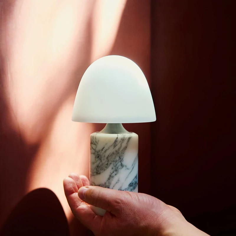 Fuse - Lampe à poser en albâtre et laiton vieilli, style contemporain