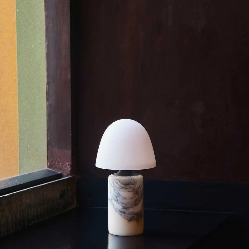Fuse - Lampe à poser en albâtre et laiton vieilli, style contemporain