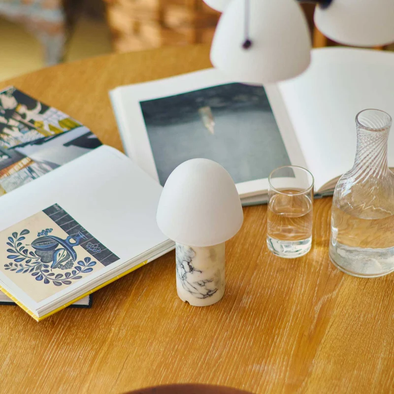 Fuse - Lampe à poser en albâtre et laiton vieilli, style contemporain