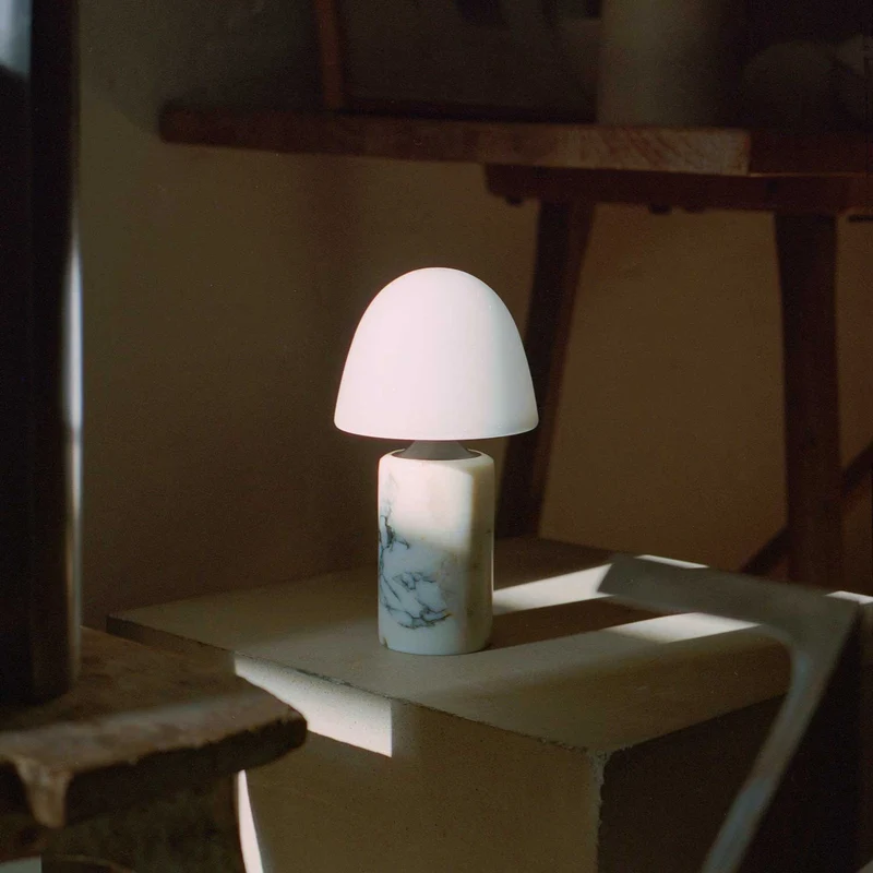 Fuse - Lampe à poser en albâtre et laiton vieilli, style contemporain