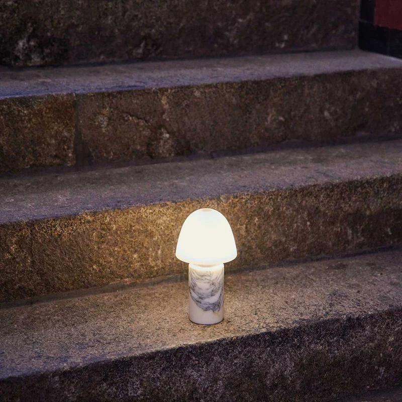 Fuse - Lampe à poser en albâtre et laiton vieilli, style contemporain