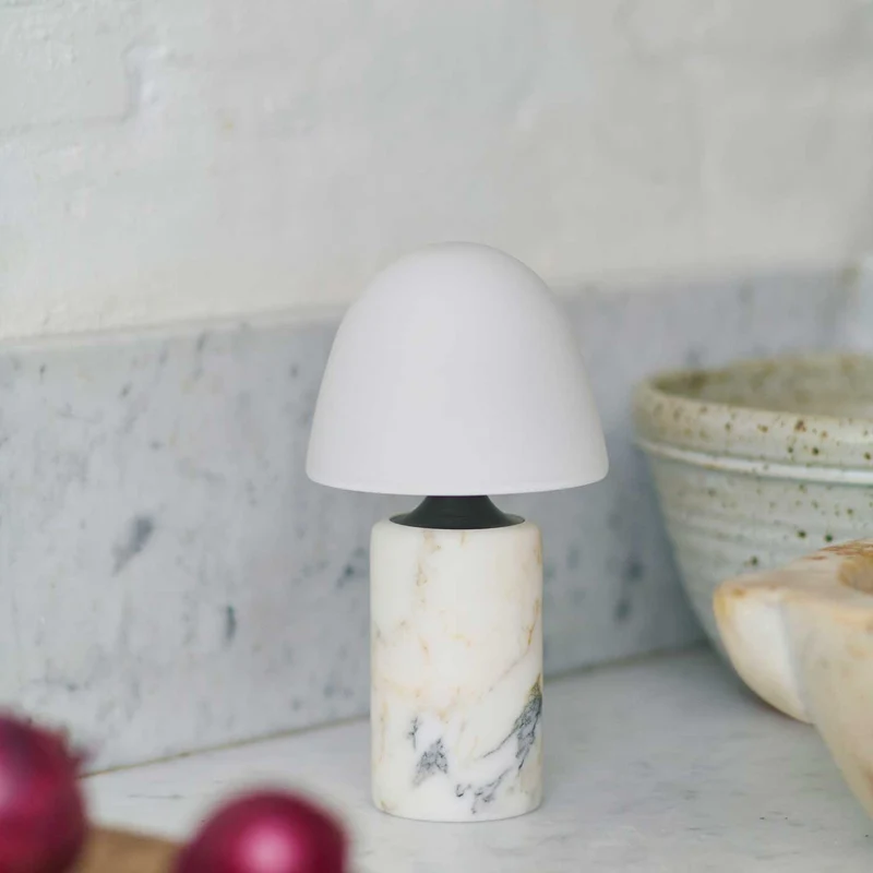 Fuse - Lampe à poser en albâtre et laiton vieilli, style contemporain