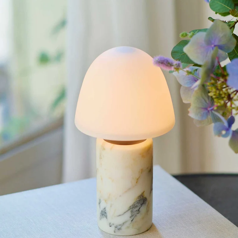 Fuse - Lampe à poser en albâtre et laiton vieilli, style contemporain