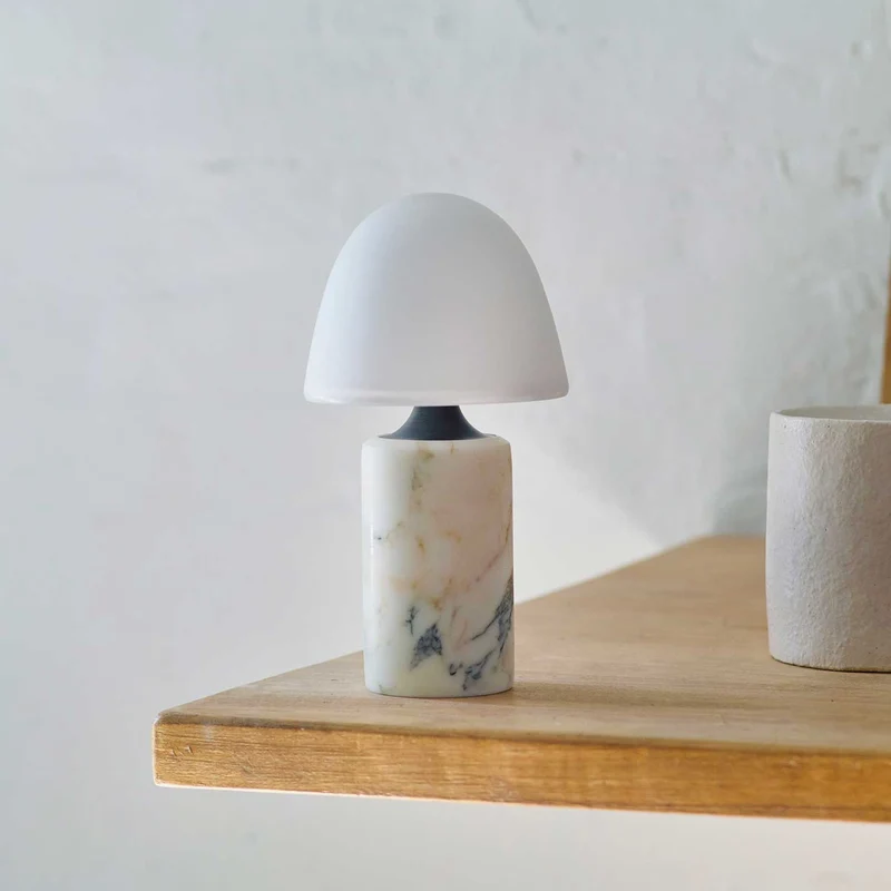 Fuse - Lampe à poser en albâtre et laiton vieilli, style contemporain