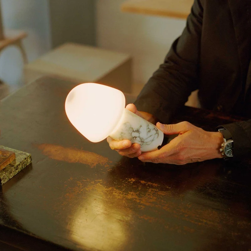 Fuse - Lampe à poser en albâtre et laiton vieilli, style contemporain