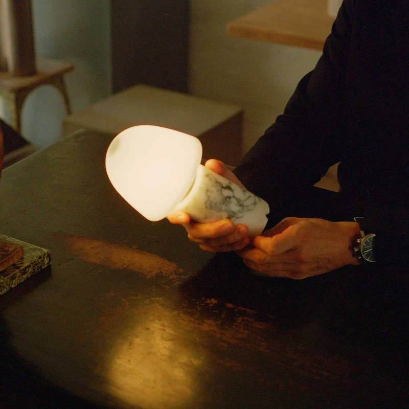Fuse - Lampe à poser en albâtre et laiton vieilli, style contemporain