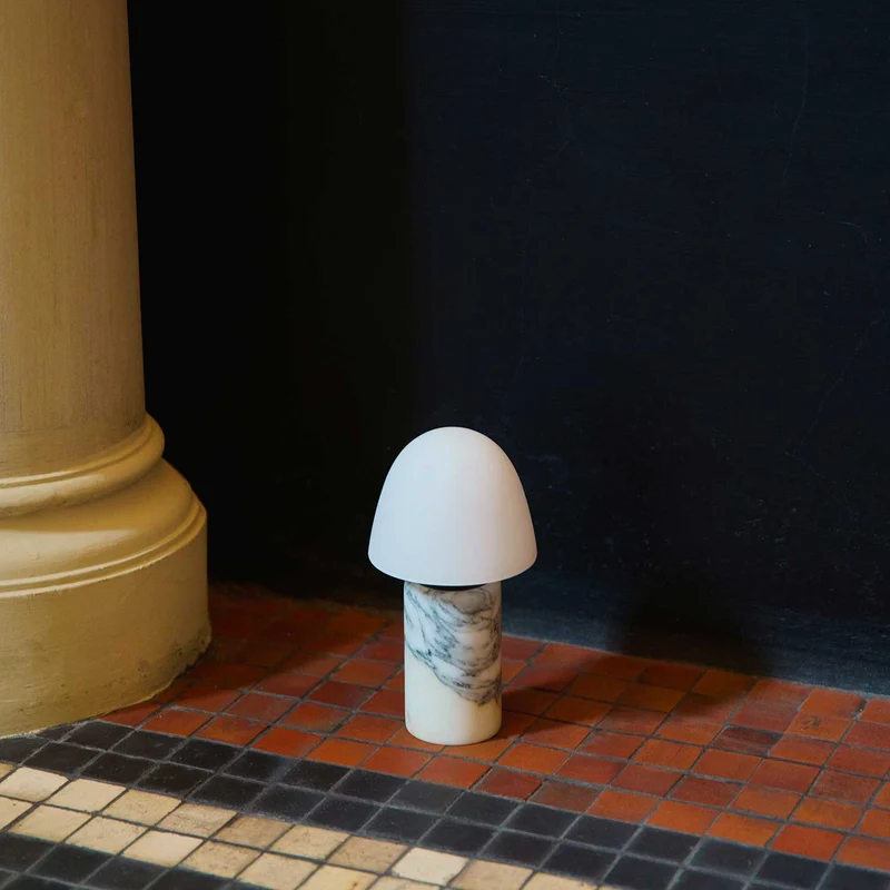 Fuse - Lampe à poser en albâtre et laiton vieilli, style contemporain