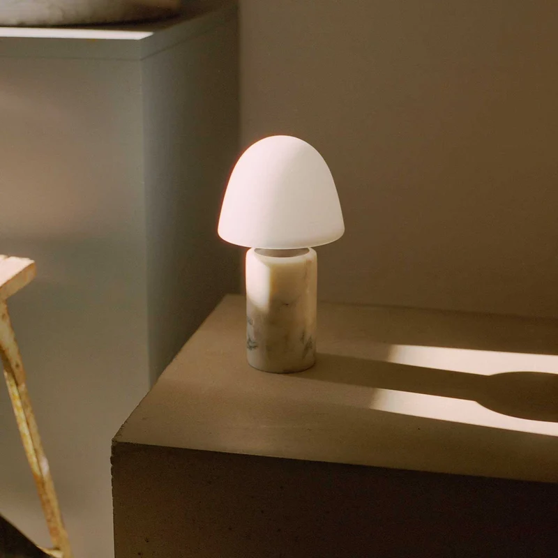 Fuse - Lampe à poser en albâtre et laiton vieilli, style contemporain