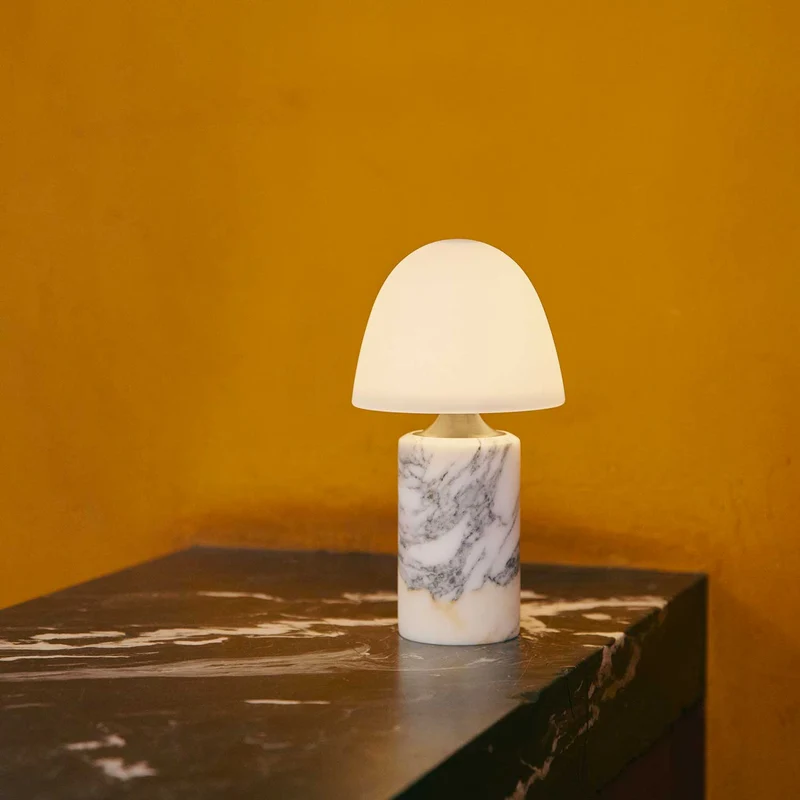 Fuse - Lampe à poser en albâtre et laiton vieilli, style contemporain