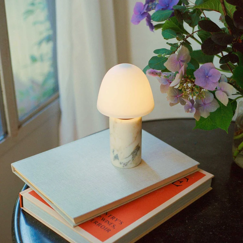 Fuse - Lampe à poser en albâtre et laiton vieilli, style contemporain