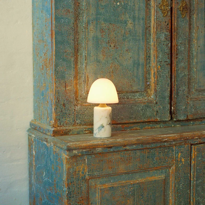 Fuse - Lampe à poser en albâtre et laiton vieilli, style contemporain