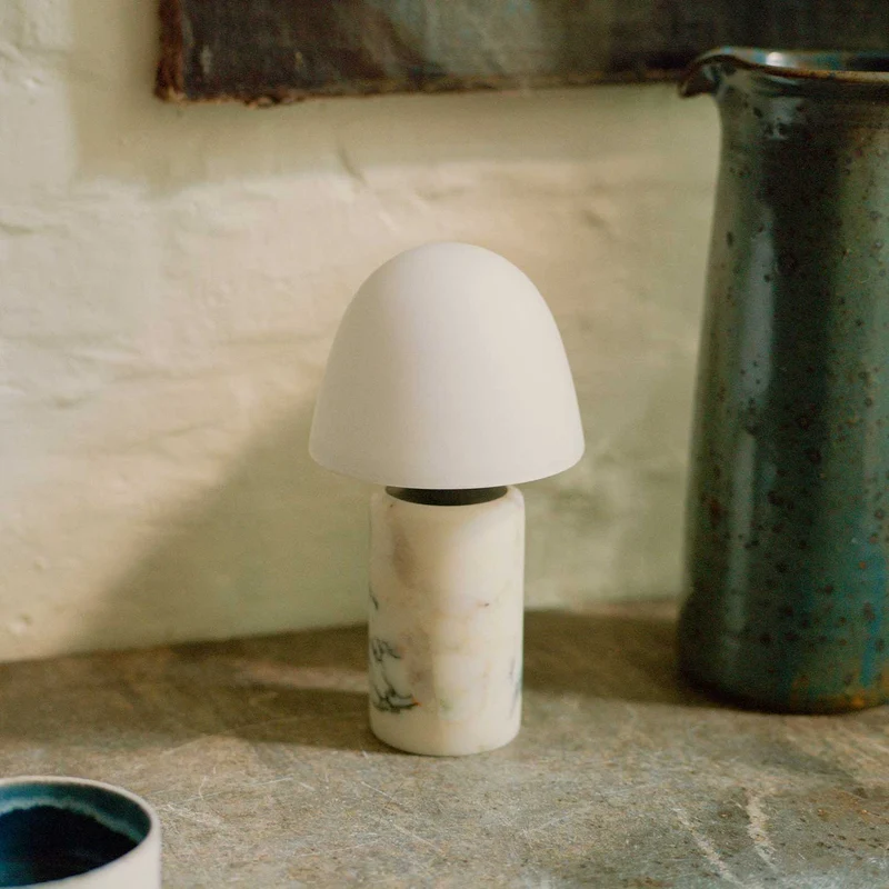 Fuse - Lampe à poser en albâtre et laiton vieilli, style contemporain