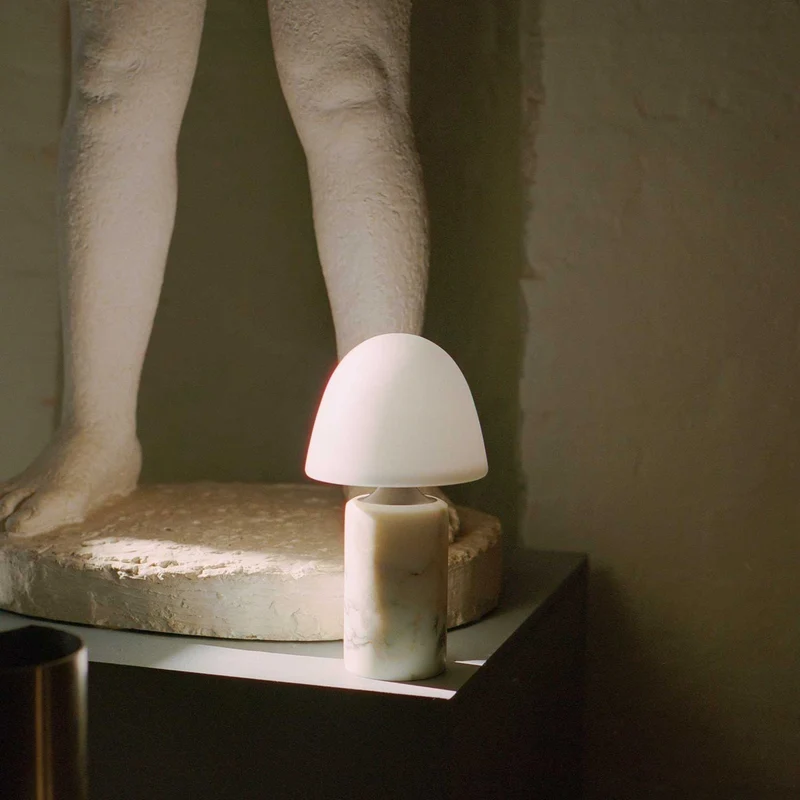 Fuse - Lampe à poser en albâtre et laiton vieilli, style contemporain