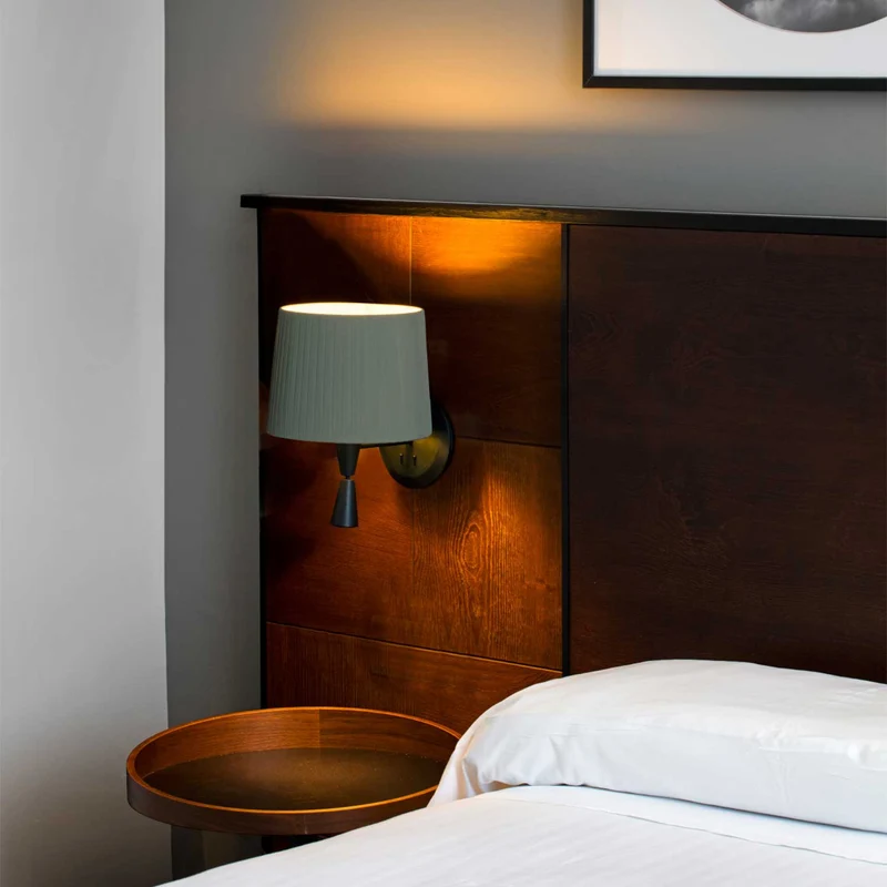 Samba - Applique murale avec liseuse en acier et tissu, style contemporain