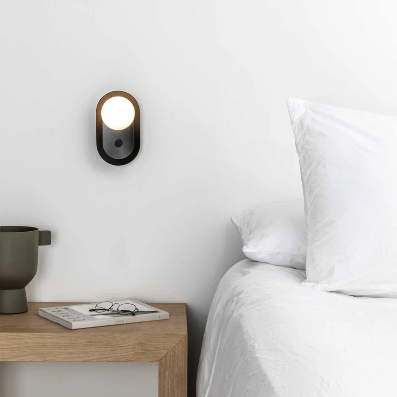 Maya - Applique murale LED avec liseuse en acier et verre, style contemporain