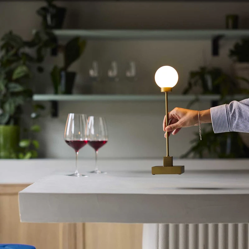Snowball - Lampe à poser sans fil LED en acier, style minimaliste