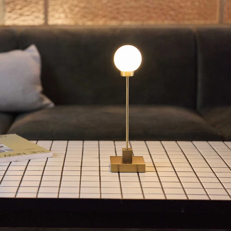 Snowball - Lampe à poser sans fil LED en acier, style minimaliste