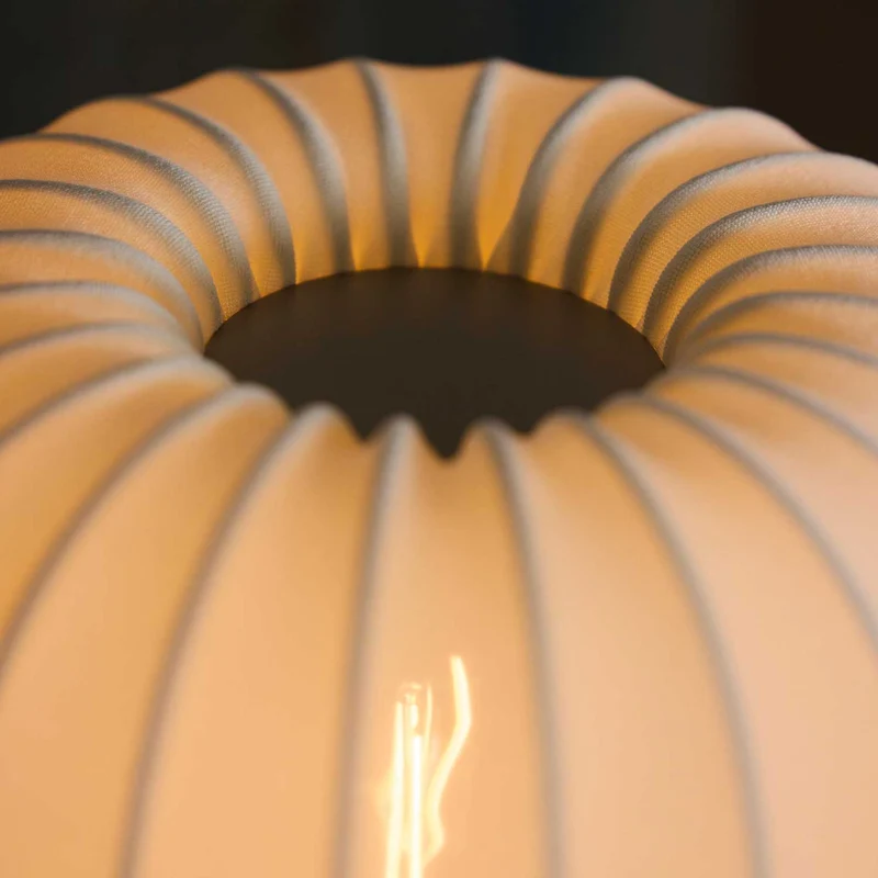 Tradition - Lampe à poser en textile tricoté et métal, style japandi