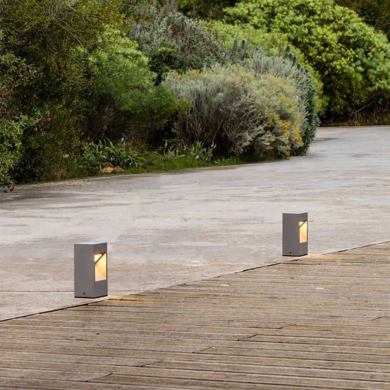 Cast - Borne LED en béton et acier, style contemporain