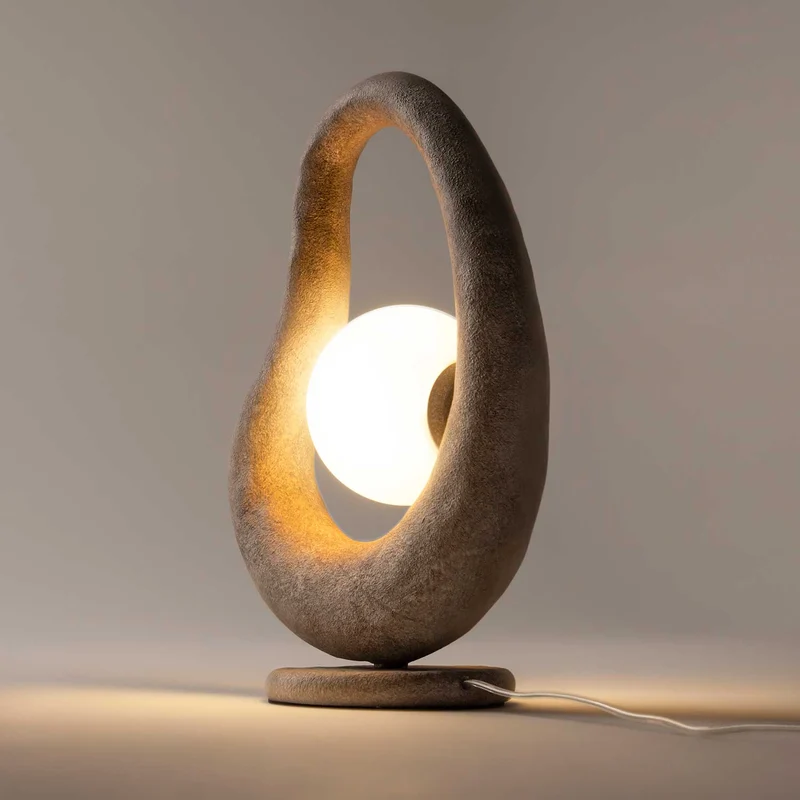 Opus - Lampe à poser wabi-sabi en polyrésine et verre, style contemporain