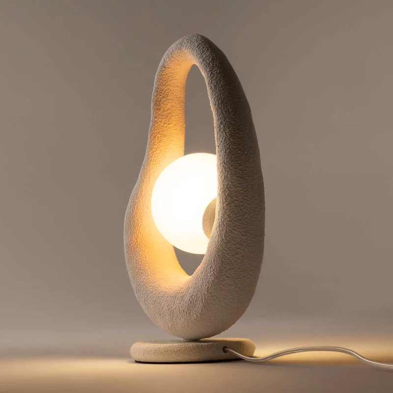 Opus - Lampe à poser wabi-sabi en polyrésine et verre, style contemporain
