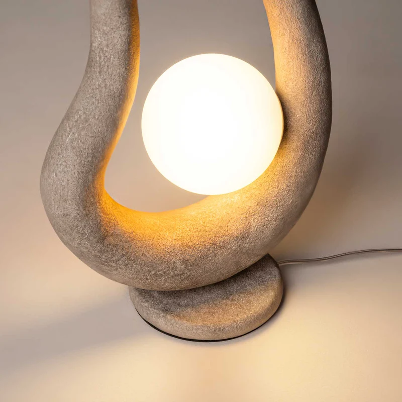 Opus - Lampe à poser wabi-sabi en polyrésine et verre, style contemporain