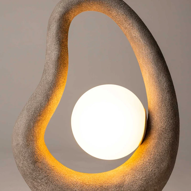 Opus - Lampe à poser wabi-sabi en polyrésine et verre, style contemporain