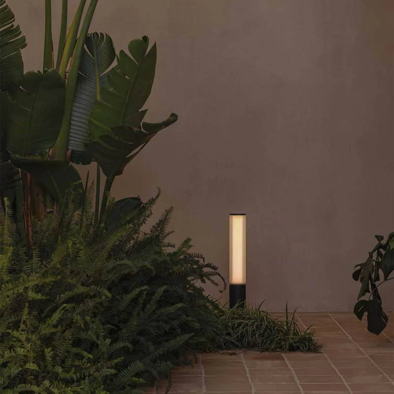 Tura - Borne LED en acier et polycarbonate, style contemporain