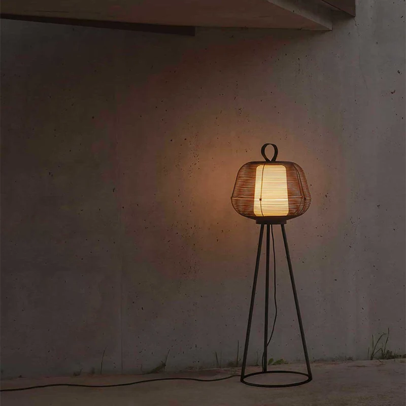 Nara - Lampadaire en acier et polyéthylène, style contemporain