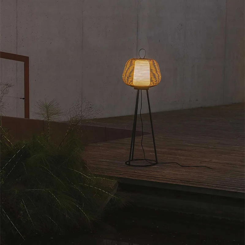 Nara - Lampadaire en acier et polyéthylène, style contemporain