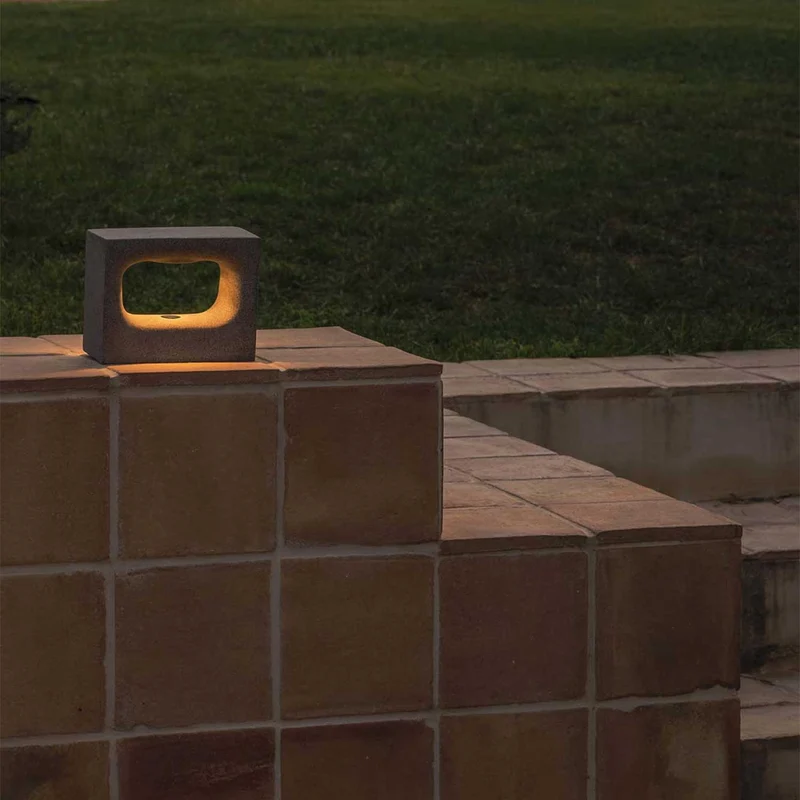 Glint - Borne LED en béton, style contemporain