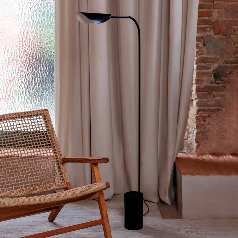 Liggera - Lampadaire en acier et rotin, style contemporain