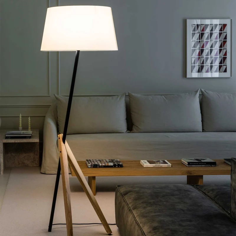 Treewood - Lampadaire en acier et frêne, style scandinave