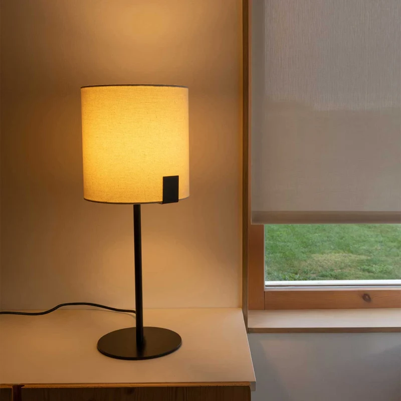 Nila - Lampe à poser en acier et tissu, style contemporain