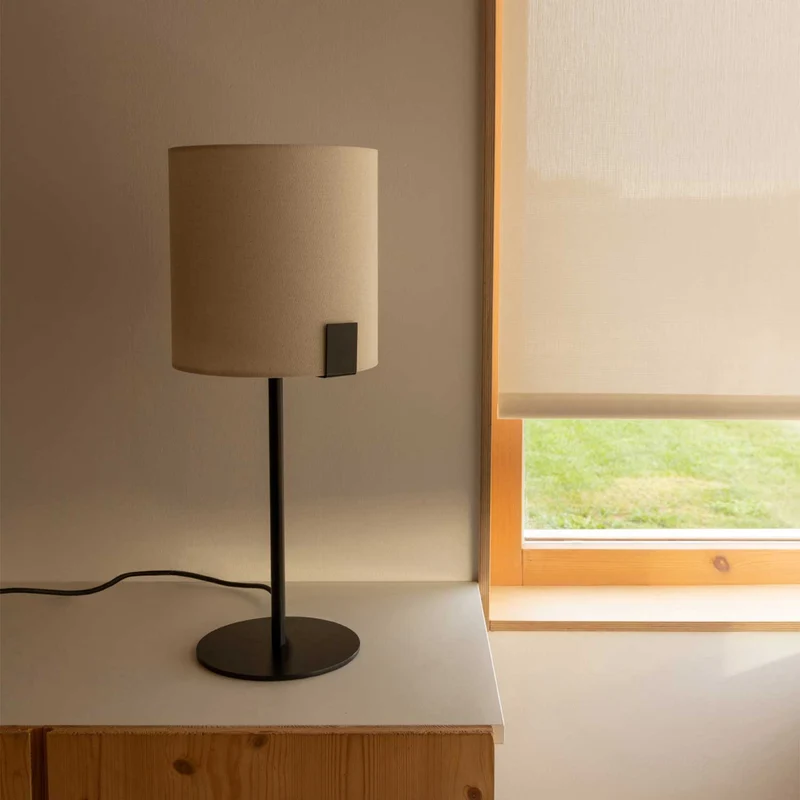 Nila - Lampe à poser en acier et tissu, style contemporain