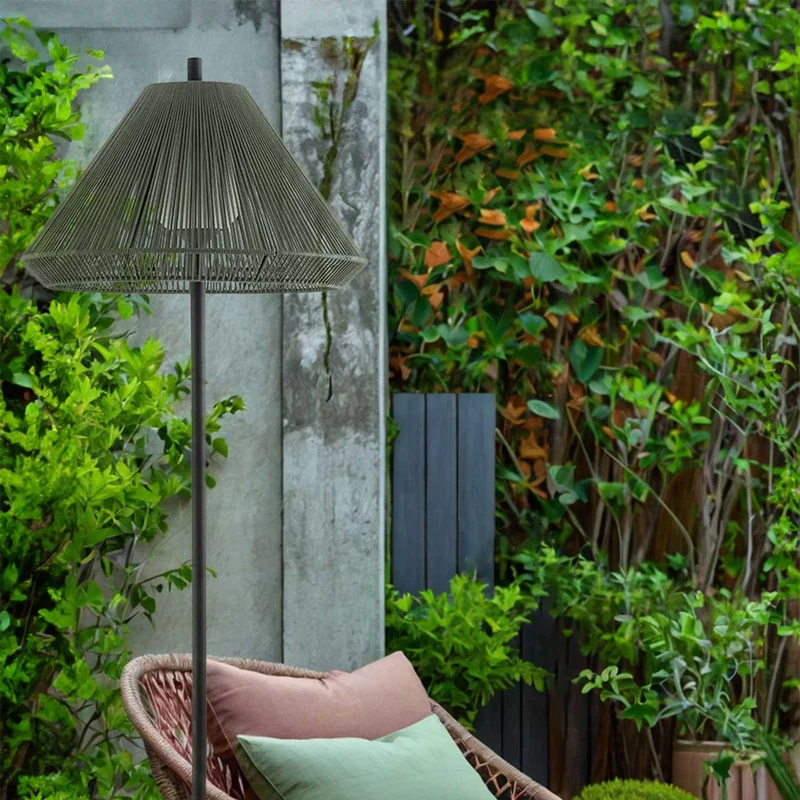 Saigon - Lampadaire d’extérieur en acier et polyéthylène, style contemporain