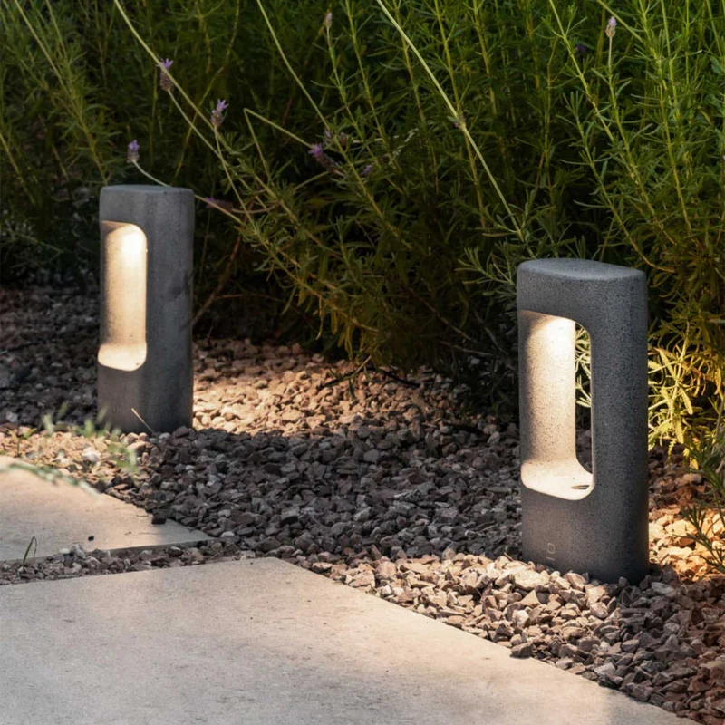 Totem - Borne LED en béton, style contemporain