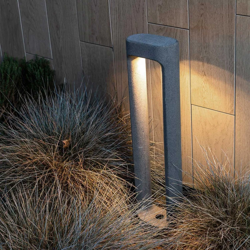 Totem - Borne LED en béton, style contemporain