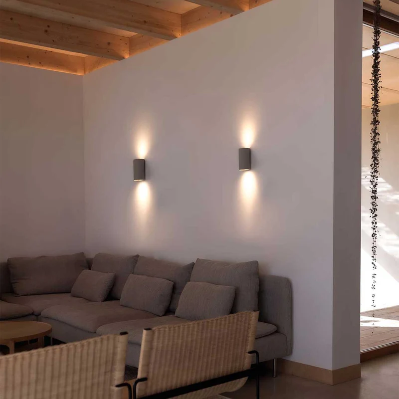 Sole - Applique murale compacte en acier, style contemporain